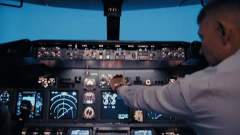 Pilot Conducting Night Pre-Flight Check in Modern Simulator Vidéo 326179110