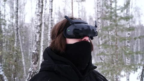 Pilot controlling fpv drone through googles Video stock 323916727