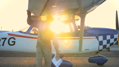 Pilot, engineer checking airplane's wings, close up. 스톡 동영상 98922825