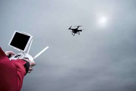 Pilot flying drone with FPV or First Person View device on remote controller Foto stock