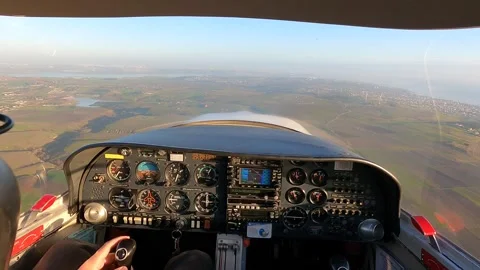 Pilot Flying Solo. Single Engine Propeller Training Aircraft Flight Stockbeeldmateriaal 276826553