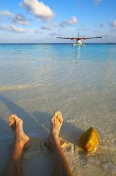 Pilot has a rest on a sandy beach, Maldives Foto stock