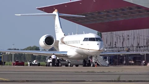 Pilot inspecting high end business jet prior departure Vídeo Stock 250080911