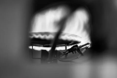 Pilot light auto igniter inside a hot water heater with flames Foto stock