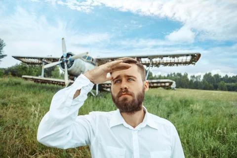 The pilot looks at the sky 库存照片
