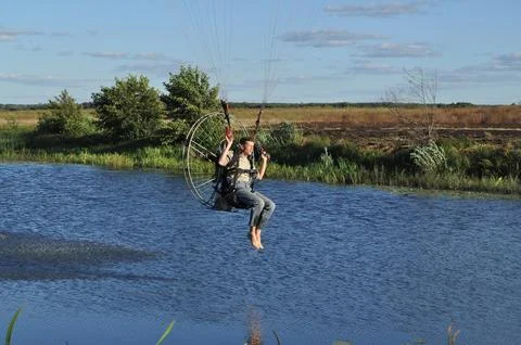 Pilot of the motor paraplane performs a trick Foto stock