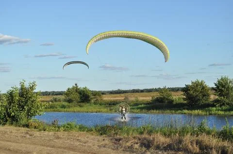 Pilot of the motor paraplane performs a trick Foto stock
