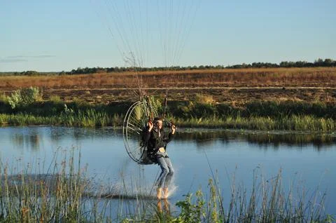 Pilot of the motor paraplane performs a trick Stock-Fotos