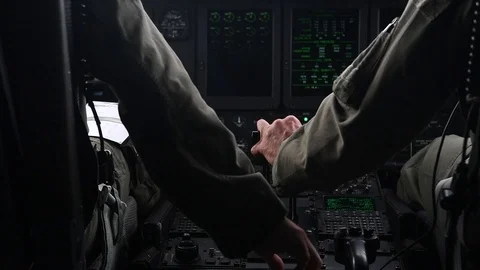 Pilot operating C-130 Hercules throttle lever Vidéo 108312254