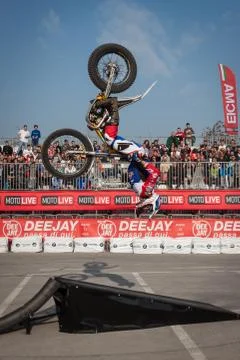 Pilot performs a backflip at eicma 2013 in milan, italy Foto stock