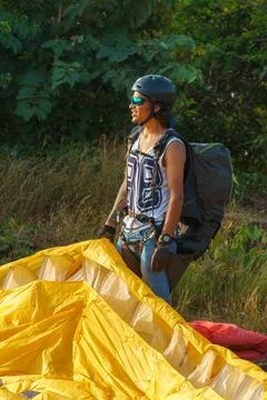 The pilot prepares his parachute before the flight. A skydiver in a helmet an Foto stock