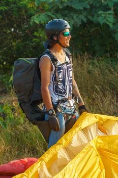 The pilot prepares his parachute before the flight. A skydiver in a helmet an Foto stock