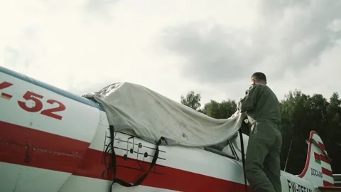 The pilot puts an awning on the plane Video stock 147715837