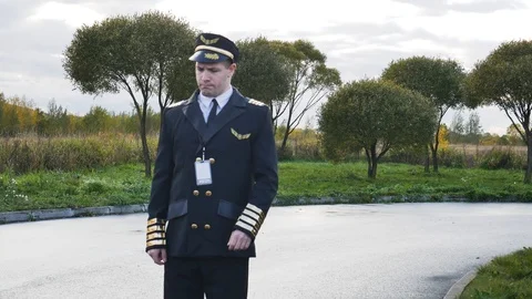 Pilot showing on watch  cancelled problems boarding angry 库存影片 117305299