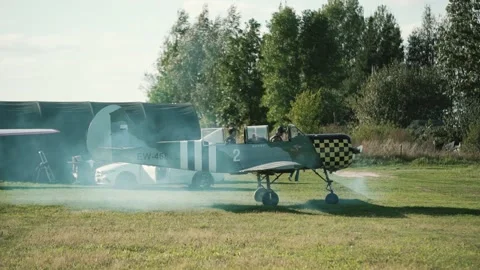 The pilot starts the plane 스톡 동영상 147715956