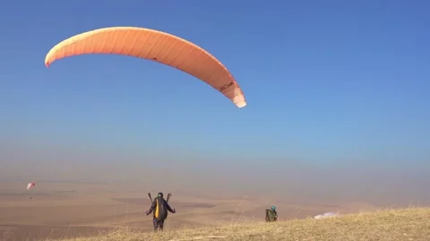 The pilot turned 180 degrees to keep the paraglider in the air Video stock 220724776