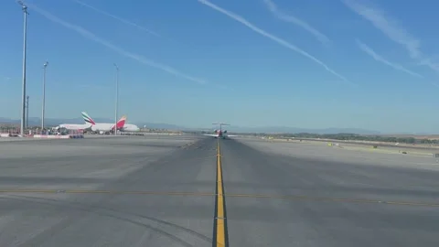 Pilot View Taxiing Behind a Medium Size Jet with a Huge Jet Airplane Crossing 库存影片 348706350