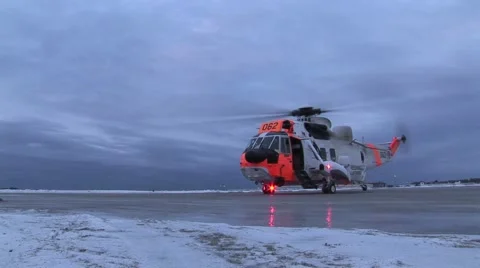 Pilot Walks In To Helicopter Vidéo 4690639