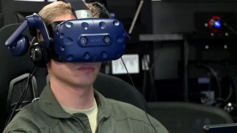 Pilot wearing virtual reality flight simulator headset during training Stockbeeldmateriaal 103675724