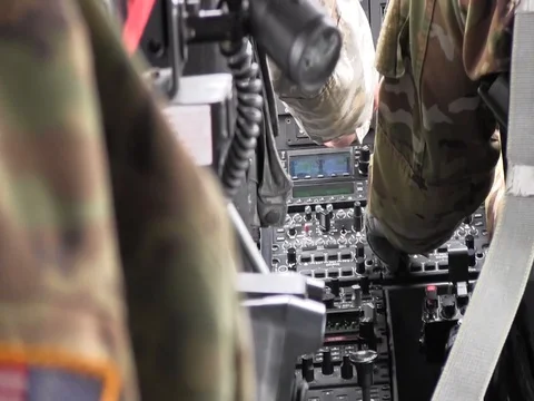 Pilots carry out pre-flight cockpit control checks in CH-47 Chinook Vidéo 105289901