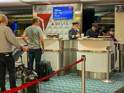 Pilots in a Delta gate preparing to fly out to their destination at the Orlan 스톡 사진