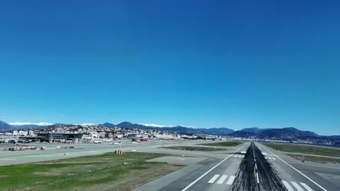 Pilot’s Eye View in a Real Time Landing at Nice Airport (NCE), whith a View of Vidéo 331698529
