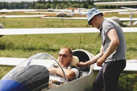 Pilots getting ready for the flight on glider airplane Foto stock