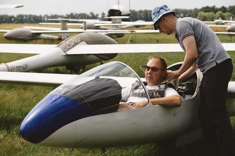 Pilots getting ready for the flight on glider airplane Foto stock