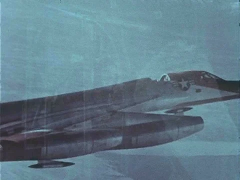 Pilots test ejections and parachuting from aircraft in the 1960s. Stockbeeldmateriaal 75298966