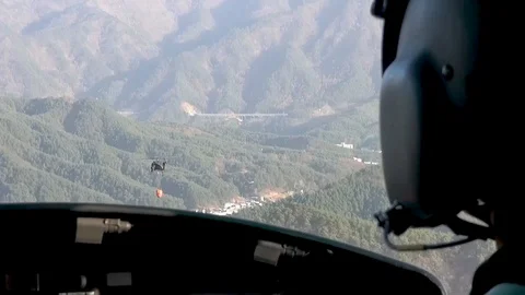 Pilots view of UH-60 Black Hawk carrying Bambi bucket for wild fires, Korea Vidéo 106004625