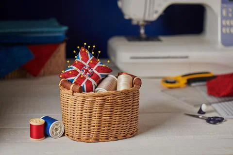 Pincushion like Union Jack in a wicker basket, sewing machine, sewing acces.. 스톡 사진