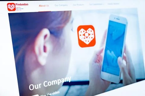 Pinduoduo website showing e commerce app on smartphone Stock Photos