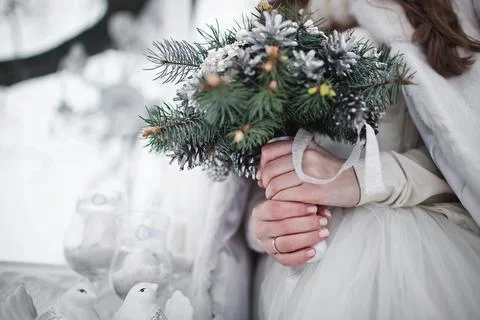 Pine bouquet in the hands of the bride Foto stock