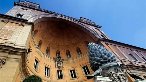 Pine cone statue in the vatican museum courtyard Video stock 105687982