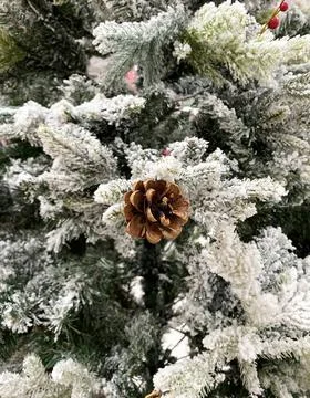 Pine cone on a white Christmas Tree as Christmas decoration. Selective focus. Foto stock