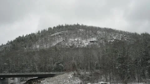 Pine-covered mountain bordering the Hudson River 스톡 동영상 166054190