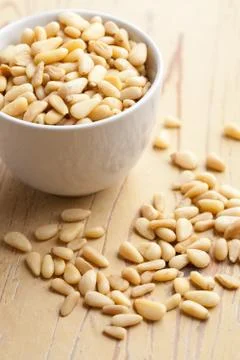 Pine nuts in bowl Foto stock