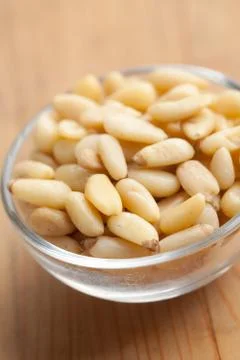 Pine nuts in bowl Foto stock