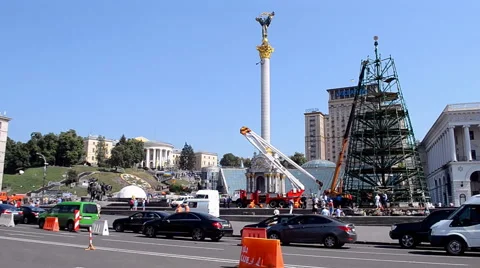 Pine tree construction disassembling in Kiev, Ukraine. Video stock 41172492