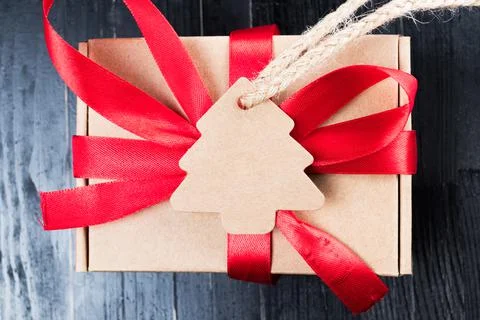 Pine tree label with twine attached on paper present. Stock-Fotos