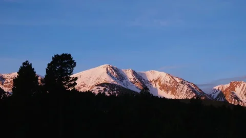 Pine trees over looking snow covered mountain ranges 動画素材 91982186