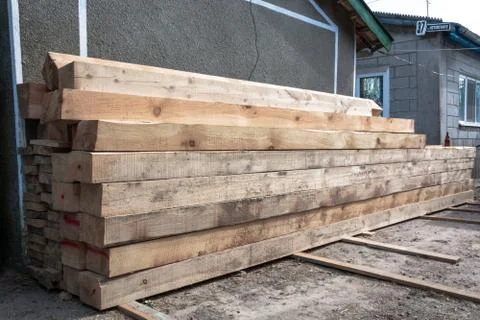 Pine wood timber stack of natural rough wooden boards on building site. Indus Foto stock
