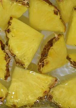 Pineapple close-up in liquid with bubbles. Slices of ripe pineapple in water Stock-Fotos