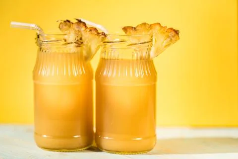 Pineapple juice and slice placed on a wooden table Stock-Fotos
