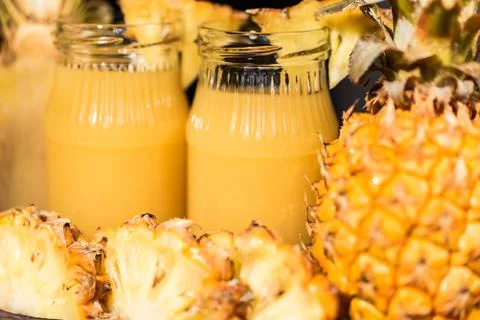 Pineapple juice and slice placed on a wooden table Foto stock