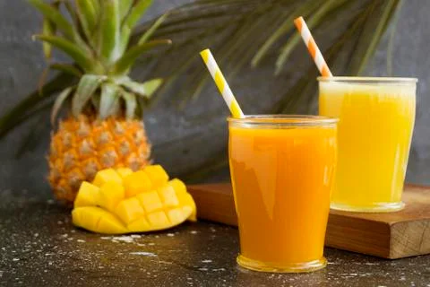 Pineapple juice in a jar with a straw. Foto stock