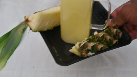 Pineapple juice on white background. Vidéo 326128419