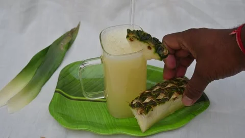 Pineapple juice on white background. Vidéo 326128422