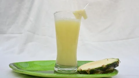 Pineapple juice on white background. Vidéo 326128494