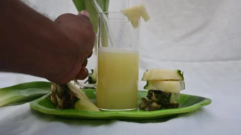 Pineapple juice on white background. Видео 326128675